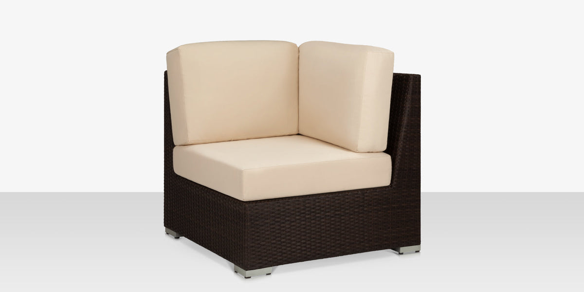 Lucaya – Module d’angle carré Espresso avec coussin Standard Off-White