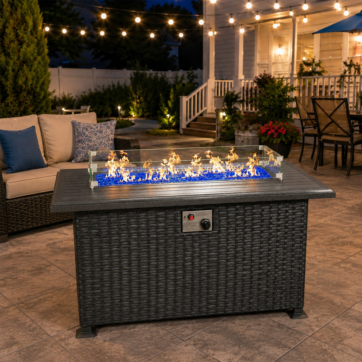 Kozyard – Table brasero de terrasse au propane 50,000 BTU, design en résine tressée, plateau en aluminium, pare-vent en verre, verre décoratif bleu et support coulissant pour bouteille