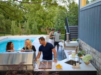 Emory | Îlot de cuisine extérieure d’angle avec barbecue encastrable et four à pizza
