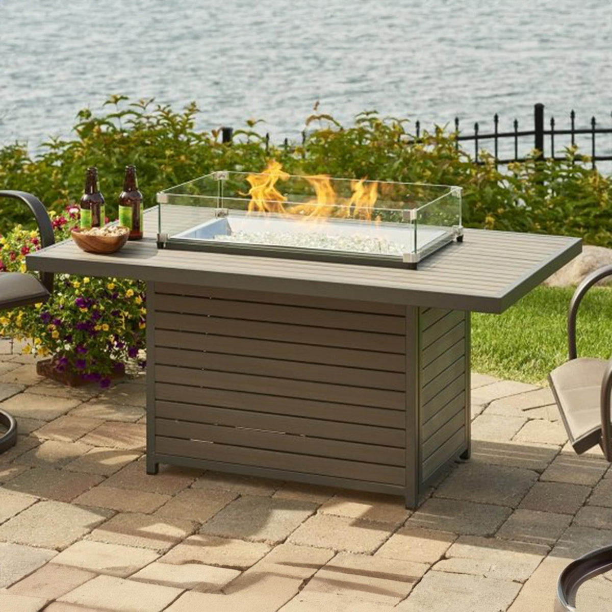 Brooks – Table brasero rectangulaire à gaz avec pare-feu en verre – BRK-1224-K/GG-1224