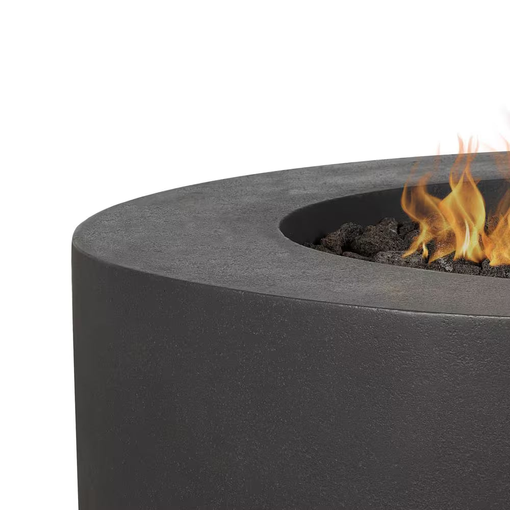 Jensen Co. Brookhurst – Brasero extérieur rond en GFRC au propane liquide 43 In. W X 13 In. H, Carbon, avec pierres de lave