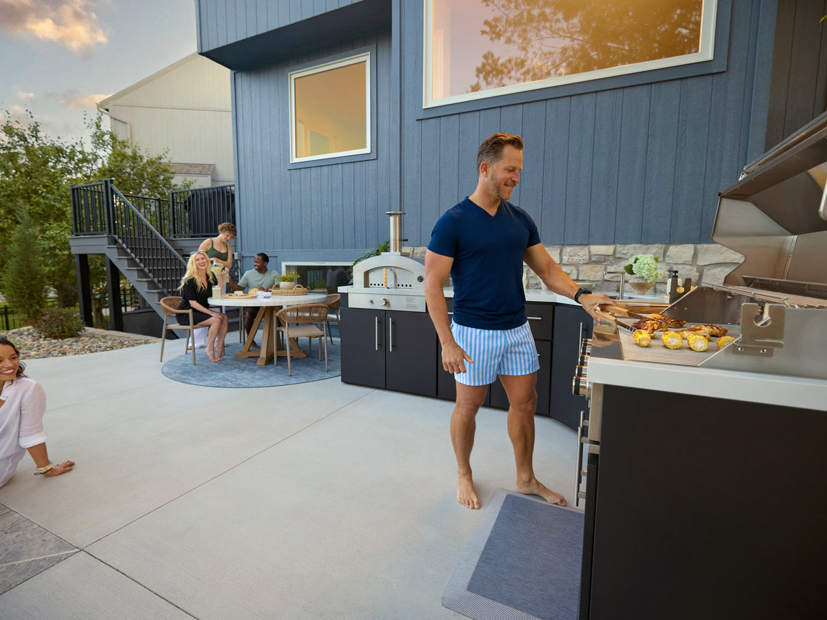 Emory | Îlot de cuisine extérieure d’angle avec barbecue encastrable et four à pizza