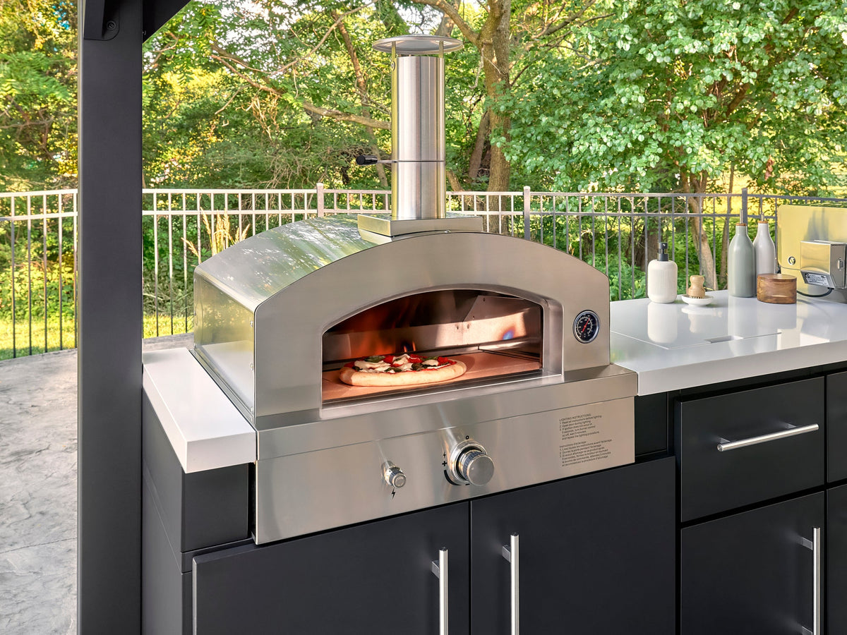 Lancaster | Cuisine extérieure linéaire avec barbecue encastrable et four à pizza