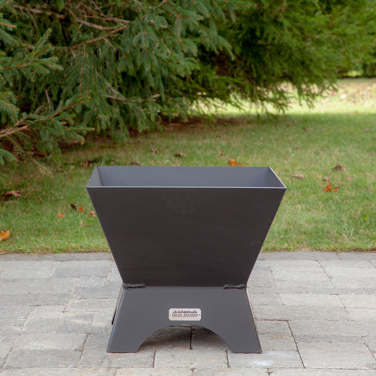 Iron Embers Modern Cube 24" – Ensemble brasero avec pare-étincelles, sans porte