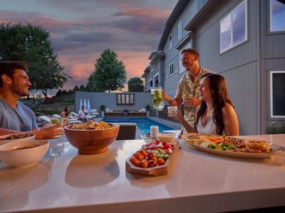 Lancaster | Cuisine extérieure linéaire avec barbecue encastrable et four à pizza