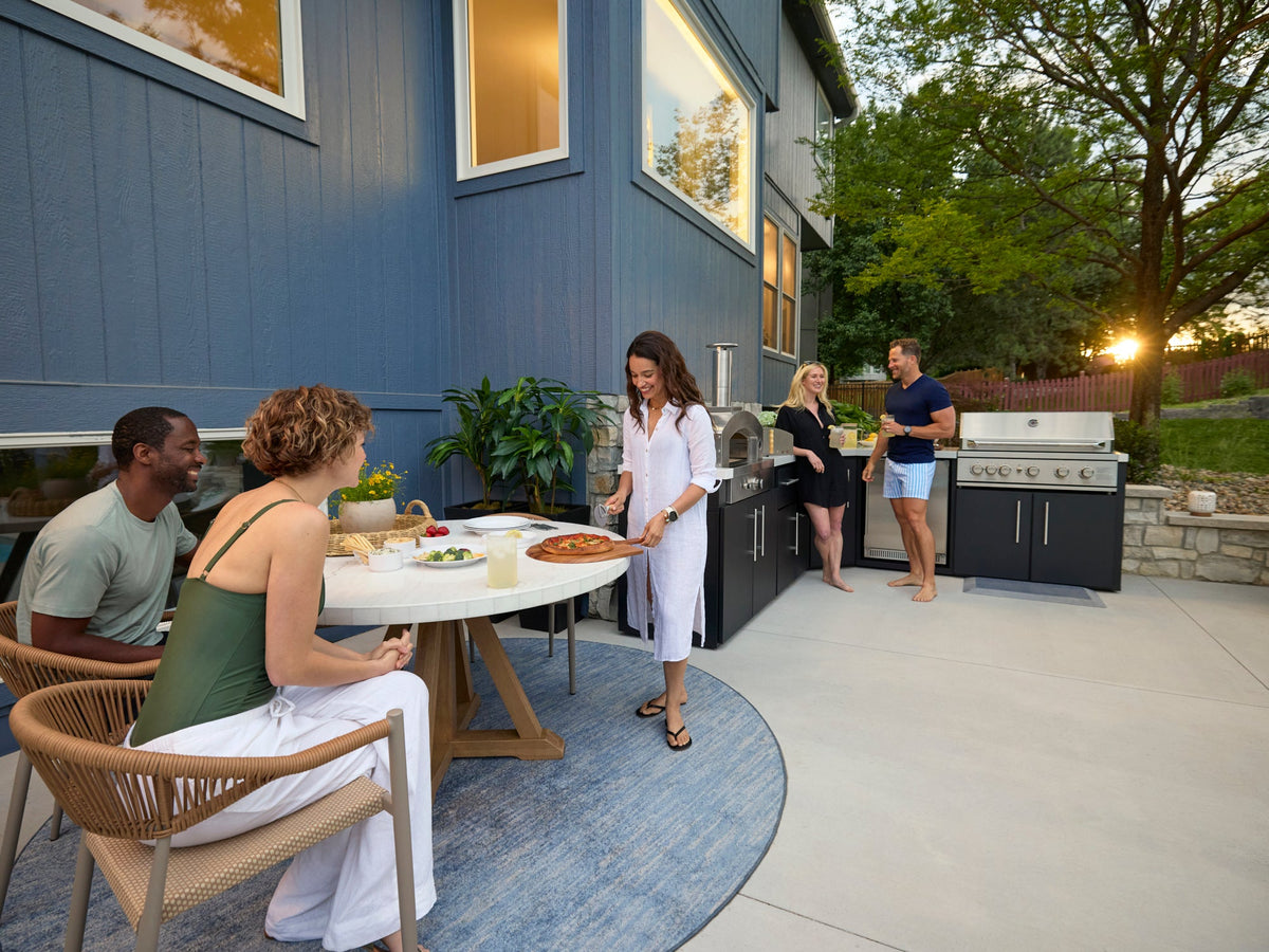 Emory | Îlot de cuisine extérieure d’angle avec barbecue encastrable et four à pizza