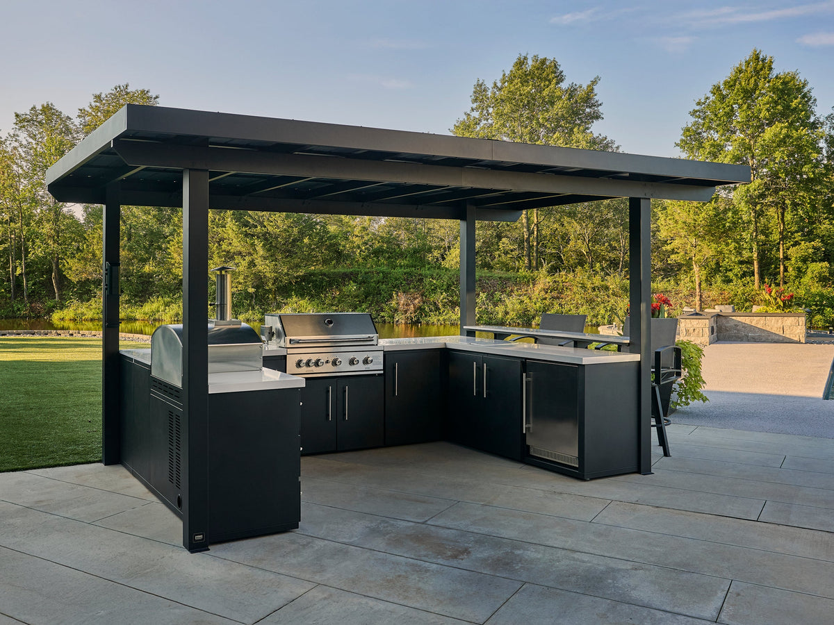 Edgemont Bay | Cuisine extérieure en U avec places de bar, barbecue et four à pizza