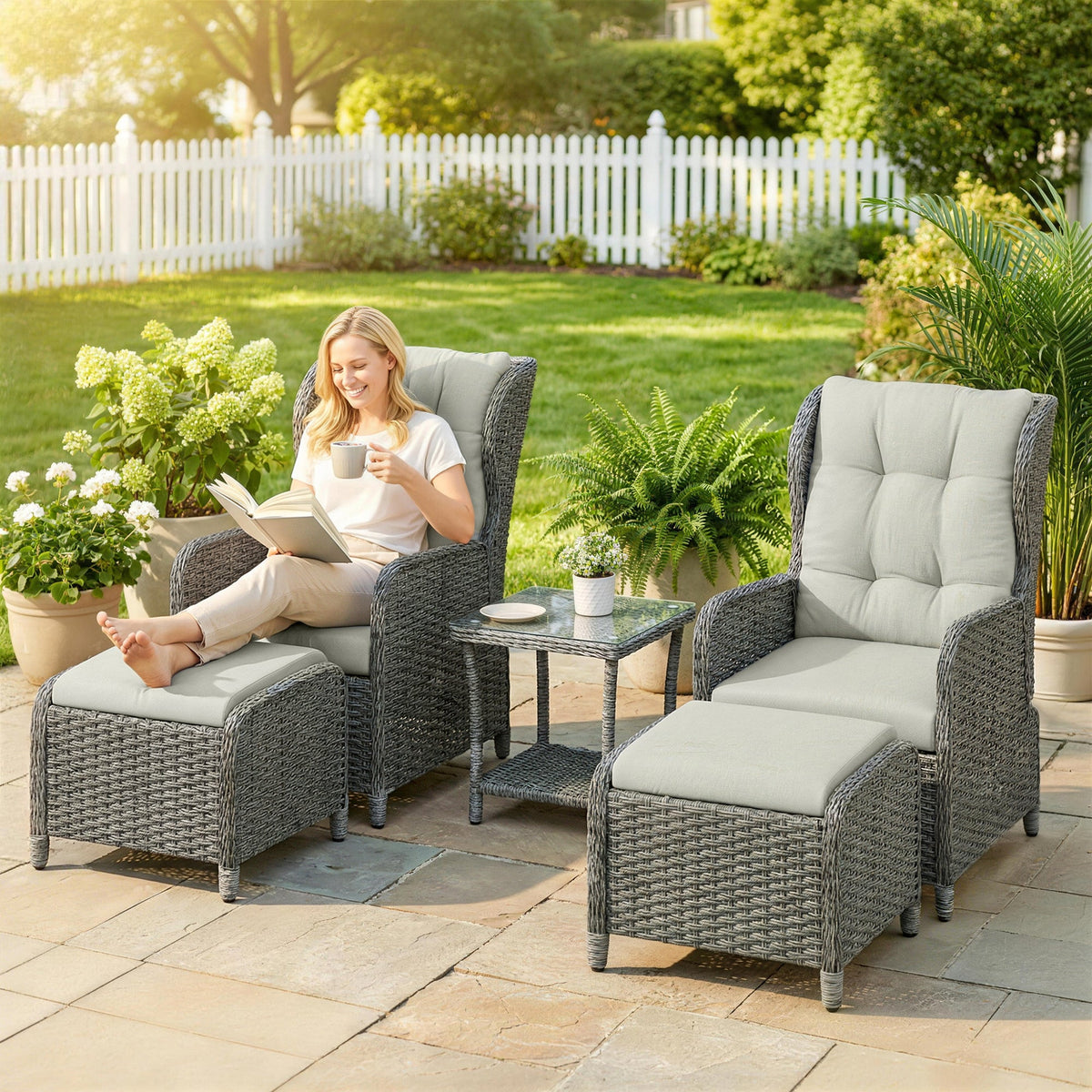 Ensemble 5 pièces de fauteuils inclinables en rotin avec repose-pieds et table en verre, Cream White