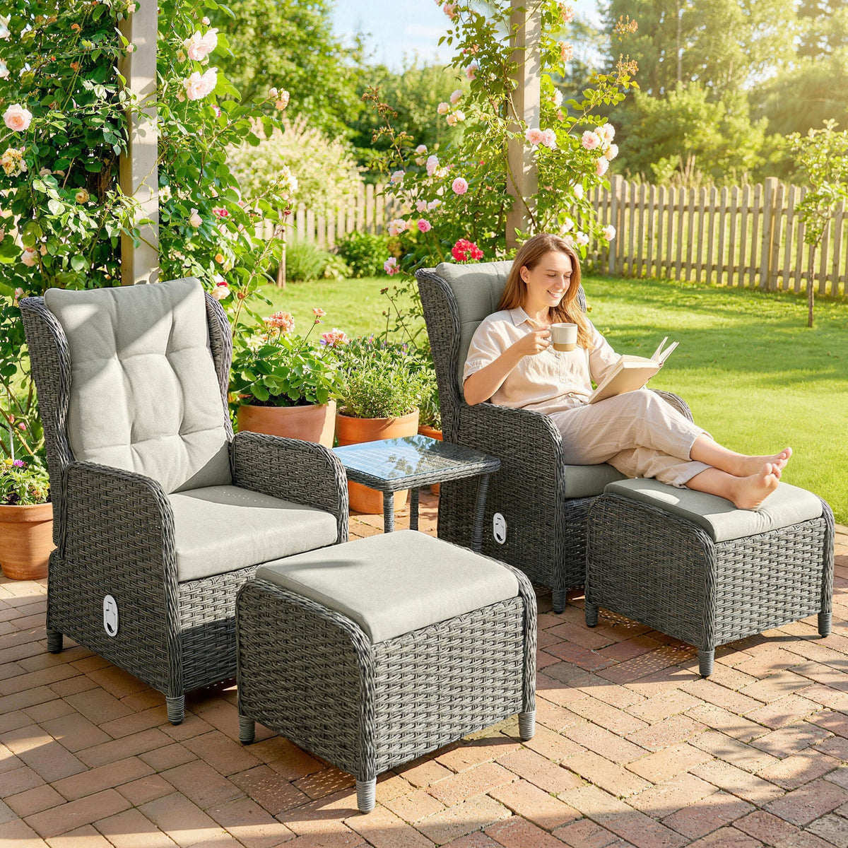Ensemble 5 pièces de fauteuils inclinables en rotin avec repose-pieds et table en verre, Cream White