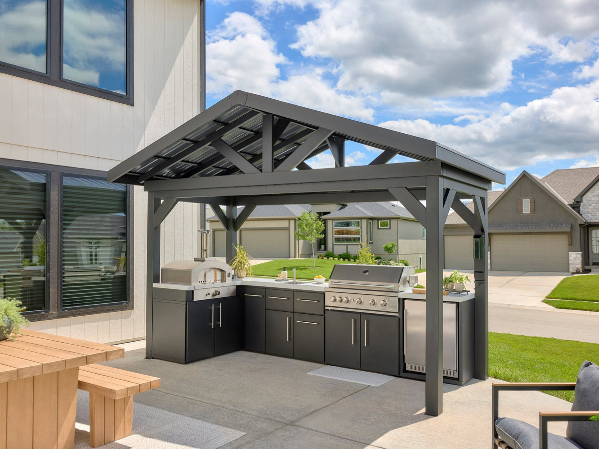 Lancaster | Cuisine extérieure en L avec barbecue encastrable et four à pizza