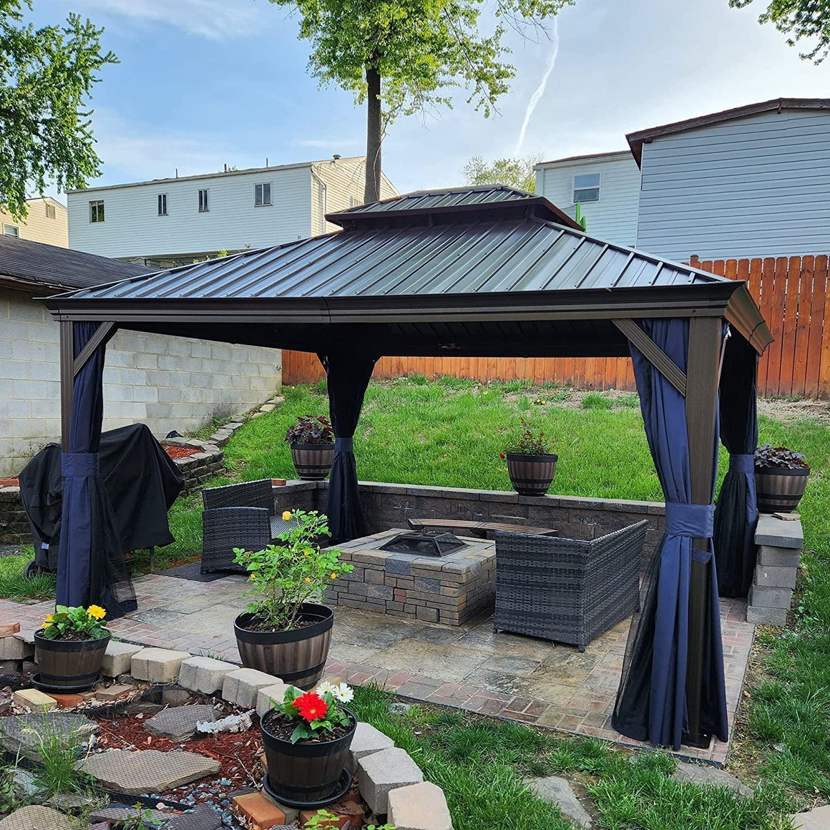 PURPLE LEAF – Pavillon extérieur à toit rigide pour terrasse, structure en aluminium bronze avec rideau bleu marine