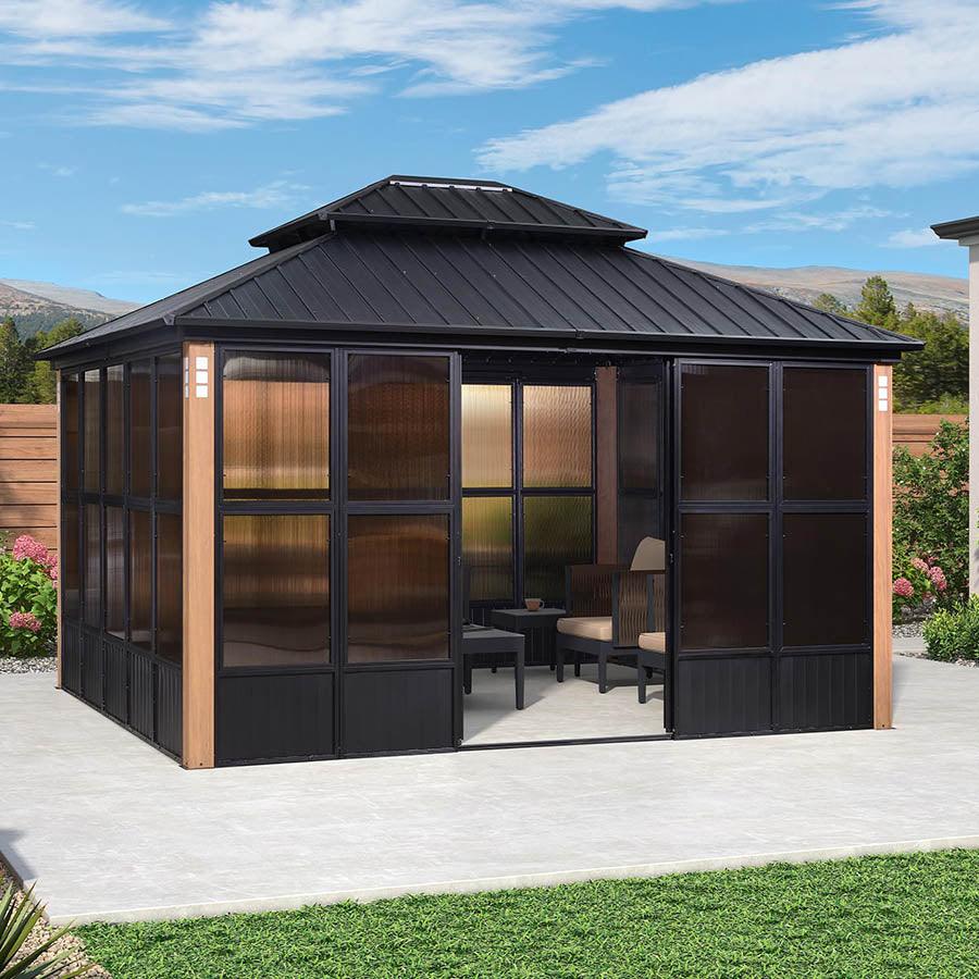 PURPLE LEAF – Pavillon-solarium à toit rigide avec colonnes effet bois, structure noire et double toit en acier galvanisé, toutes saisons
