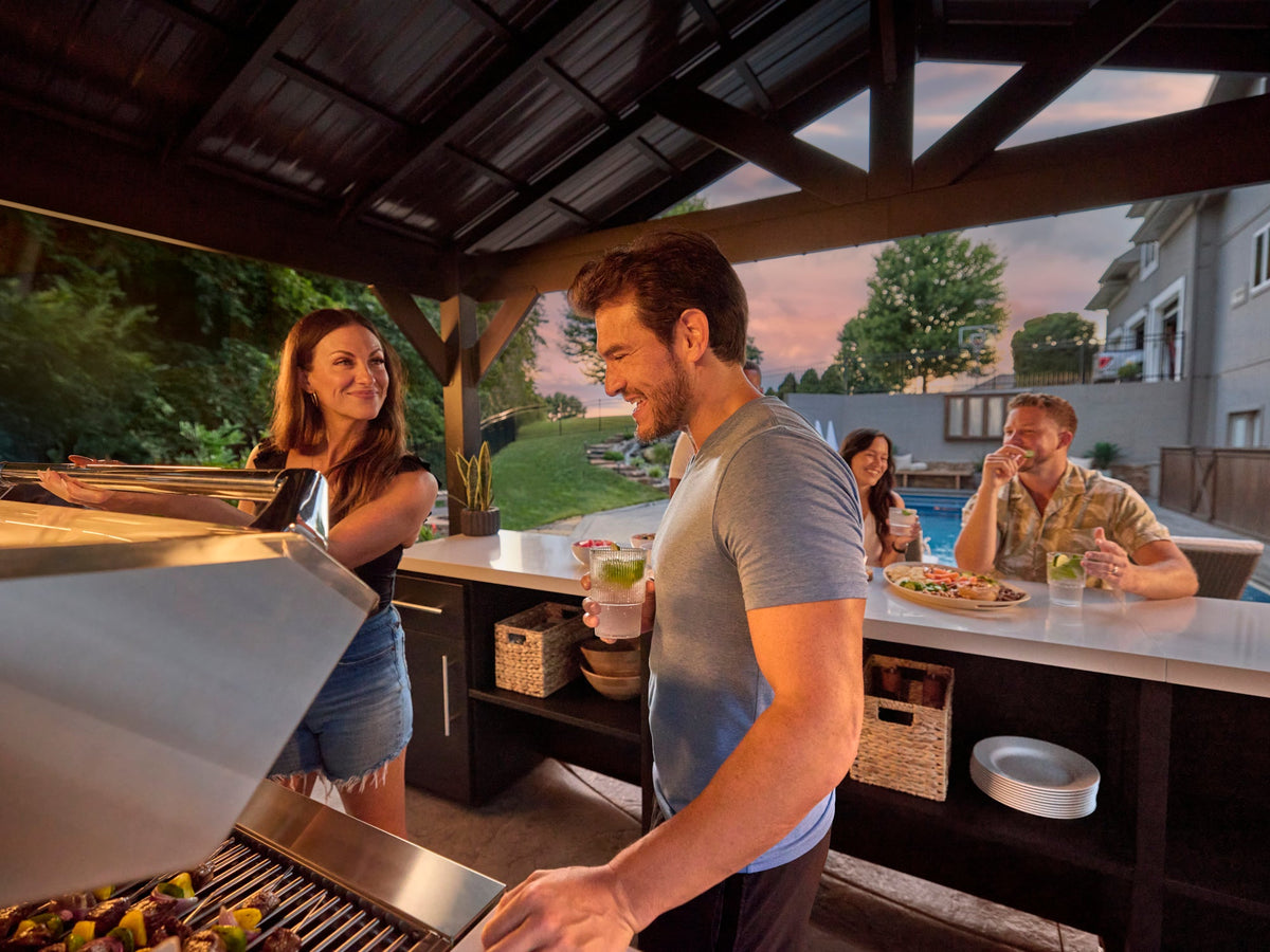 Lancaster | Cuisine extérieure linéaire avec barbecue encastrable et four à pizza