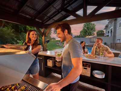 Lancaster | Cuisine extérieure linéaire avec barbecue encastrable et four à pizza