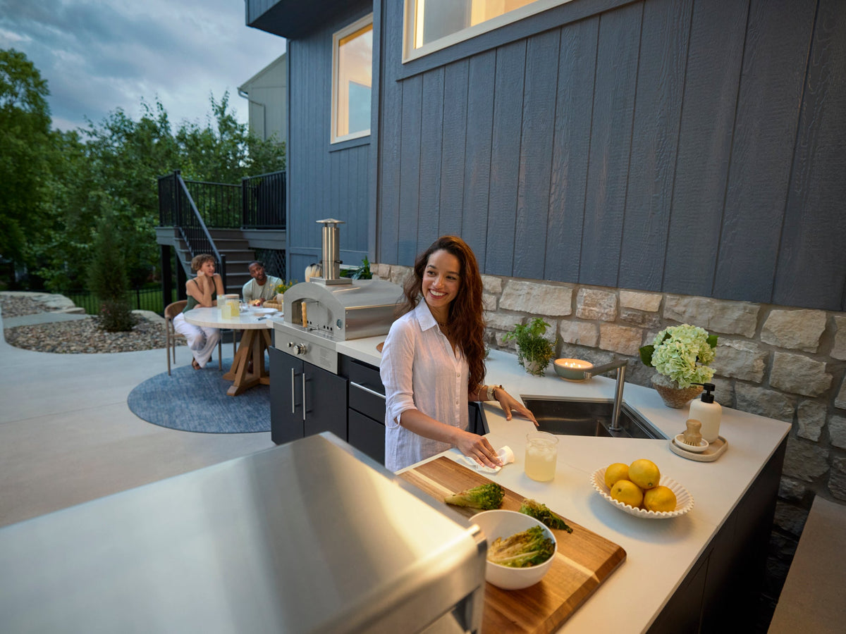 Emory | Îlot de cuisine extérieure d’angle avec barbecue encastrable et four à pizza