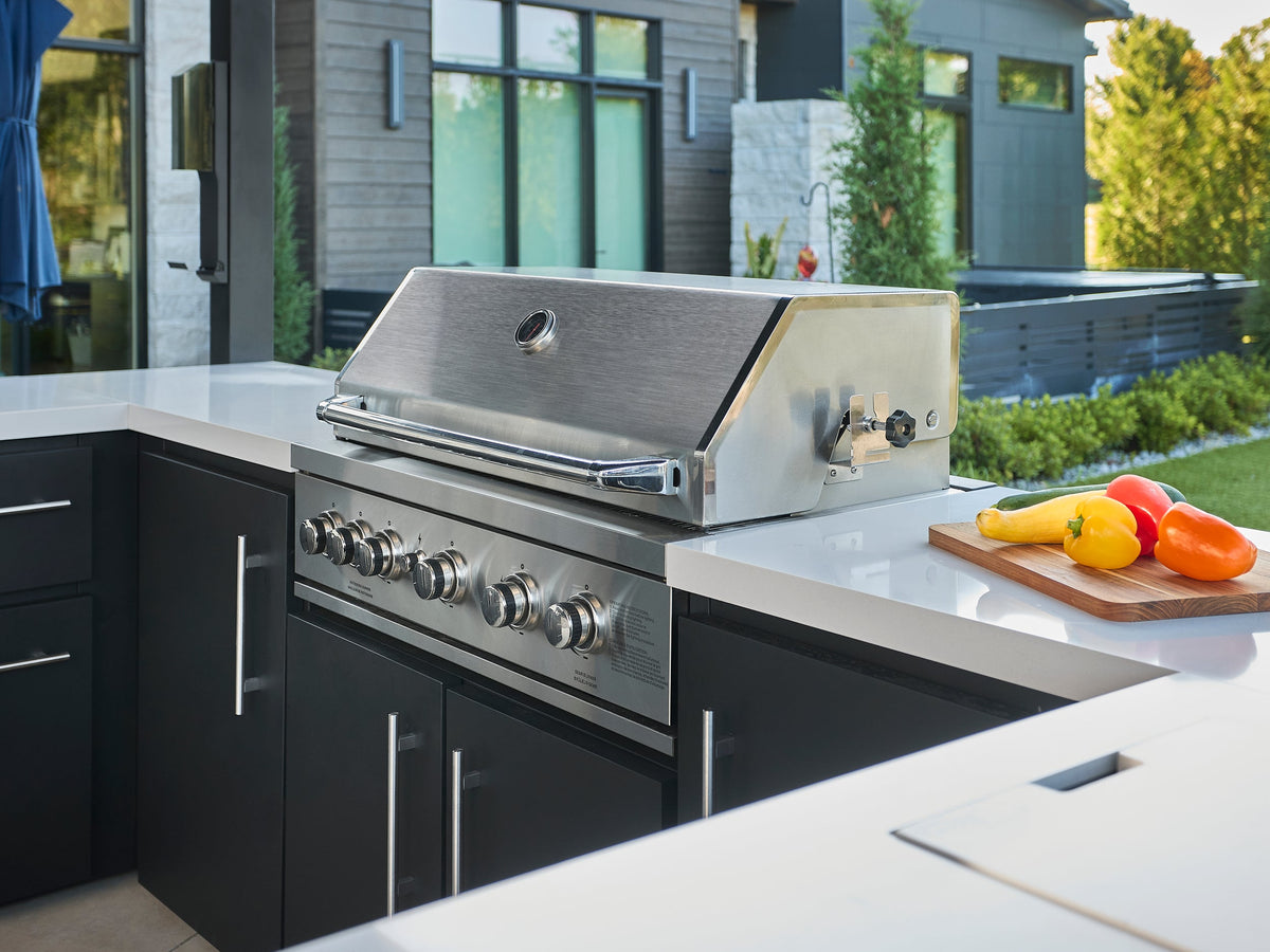Edgemont Bay | Cuisine extérieure en U avec places de bar, barbecue et four à pizza
