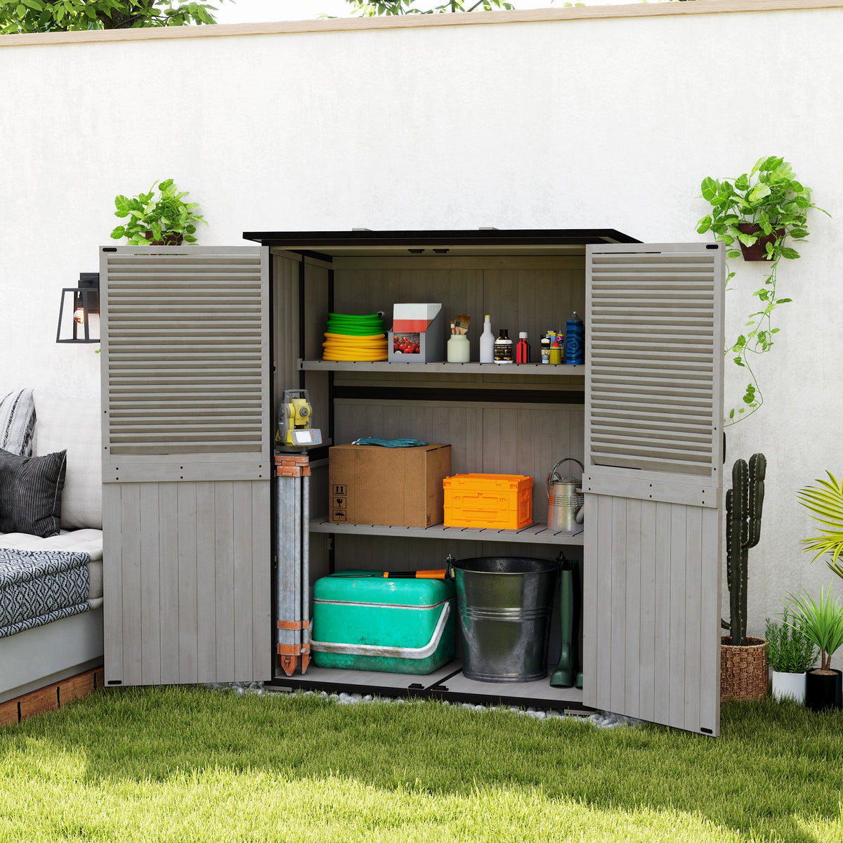 Armoire de rangement extérieure en bois avec serrure et étagères, grise