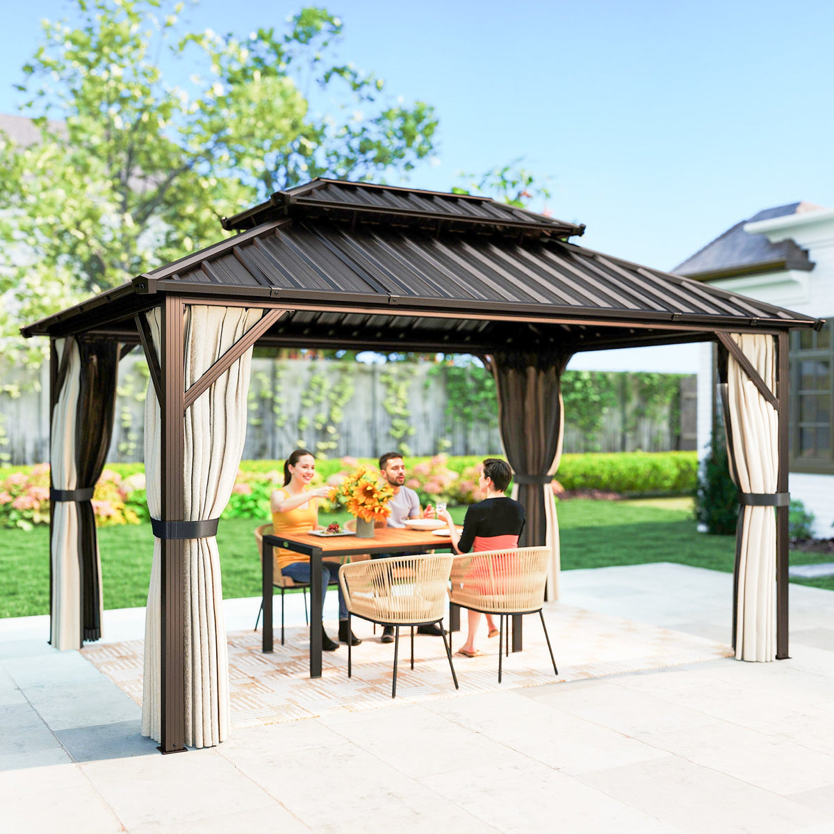 Pavillon à toit rigide 10' x 14' avec rideaux et moustiquaires, marron