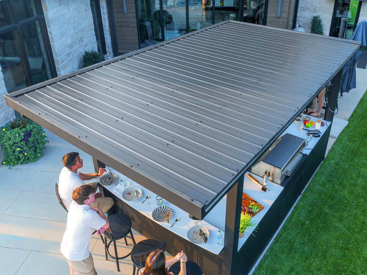 Edgemont Bay | Cuisine extérieure en U avec places de bar, barbecue et four à pizza