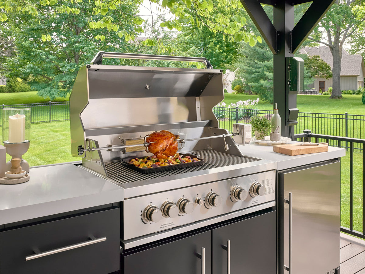 Lancaster | Cuisine extérieure en L avec barbecue encastrable et four à pizza